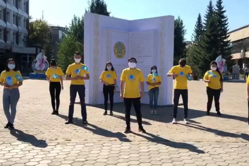 День Конституции: с поздравлениями на улицы Кокшетау вышли сотрудники молодежного ресурсного центра