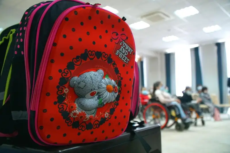 160 детям из малообеспеченных семей вручили портфели с канцелярскими товарами в столице