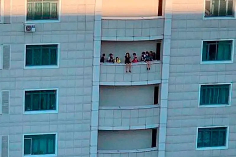 Наказаны родители сидевших на перилах балкона детей в Алматы