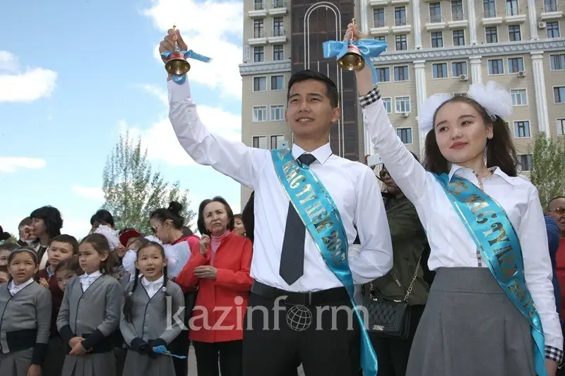 Прозвенит ли в этом году последний звонок в школах Казахстана