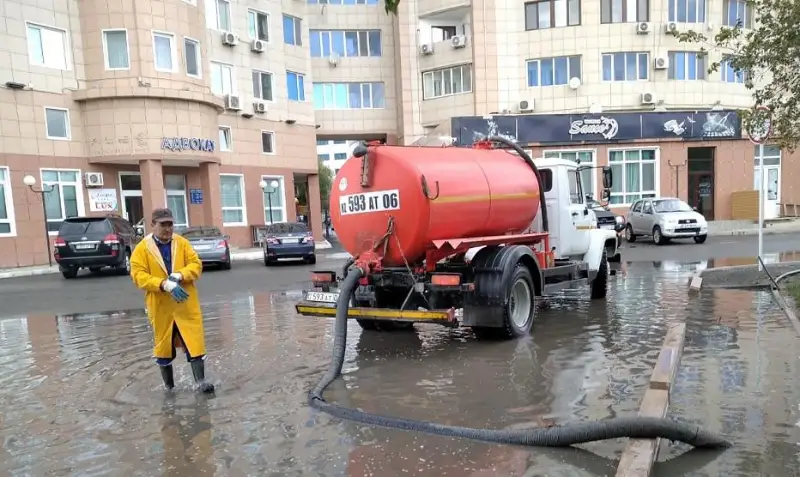 Тысячу кубометров дождевой воды откачали с улиц Атырау
