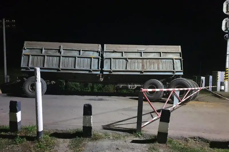 Кировец с зерном сломался на железнодорожном переезде в СКО