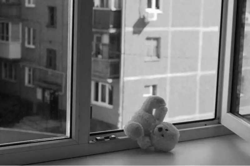 Пятилетняя девочка погибла, выпав из окна пятого этажа в Аркалыке