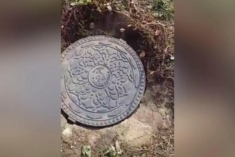 Ребенок упал в люк и ушел под воду в Кокшетау