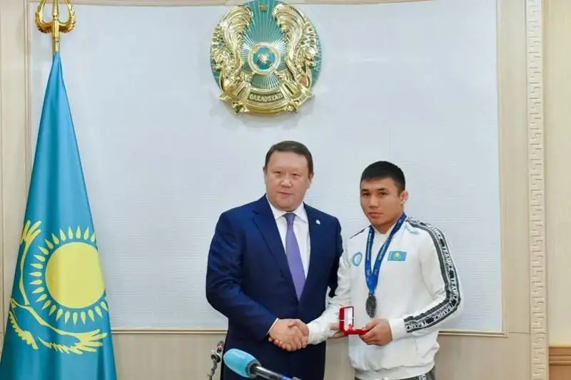 Аким СКО вручил ключи от квартиры призеру ЧМ по вольной борьбе