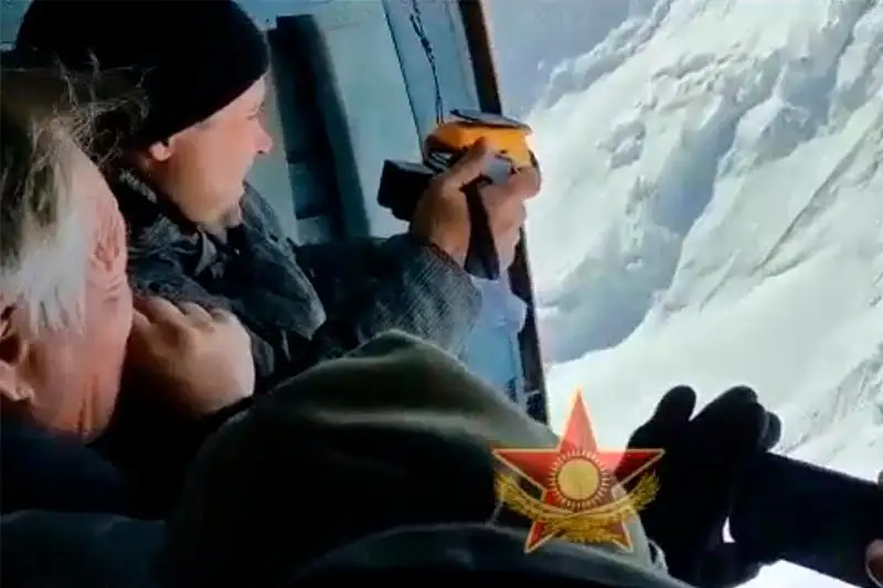 Казахстанские военные совершили облет пика Победы в Кыргызстане в поисках альпинистов