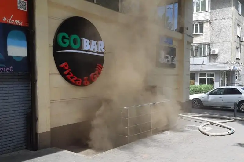 Кафе загорелось в Алматы: пожарные ищут людей