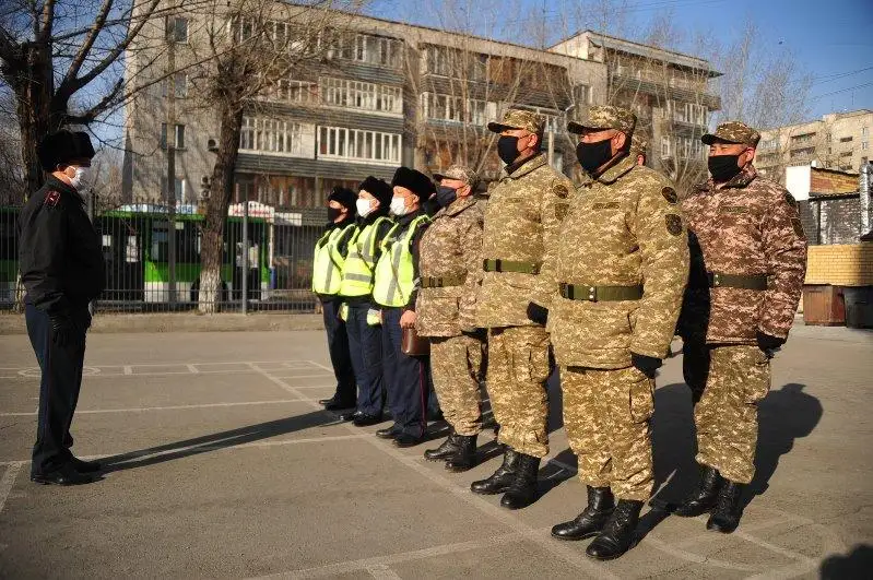 Военнослужащие спасли человека и задержали преступника в Семее