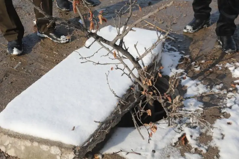 80 открытых люков обнаружили в Таразе