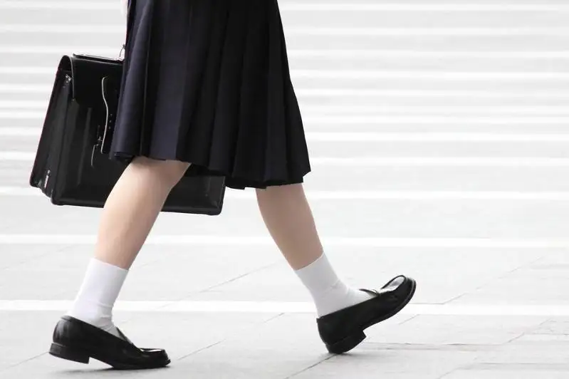 Жандарбек Бекшин рекомендовал школьникам носить обувь на каблуке