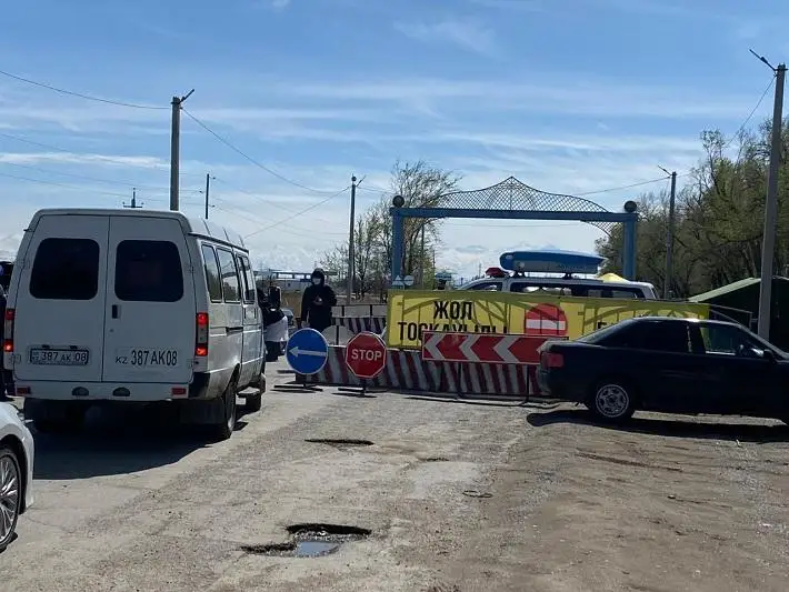 «Умные» светофоры появились на перекрестках Тараза