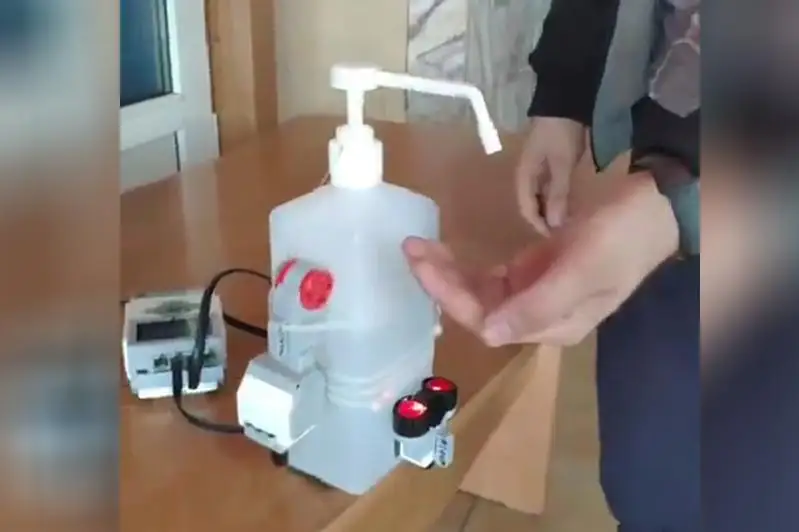 Бесконтактным антисептиком пользуются в колледже Семея