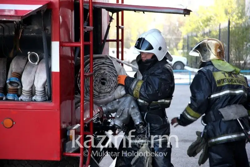 Свыше 30 пожарных тушили здание стройфирмы в Алматы