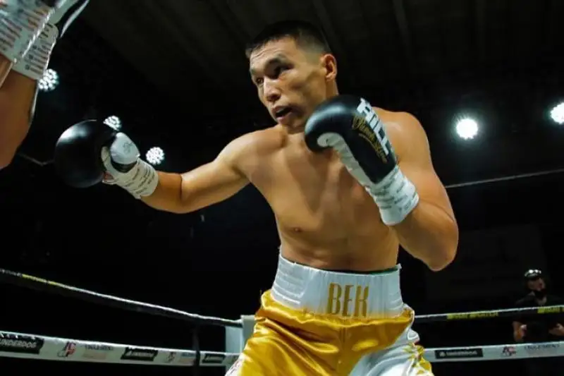 Казахстанский тяжеловес сразится против экс-чемпиона WBO с 27 победами
