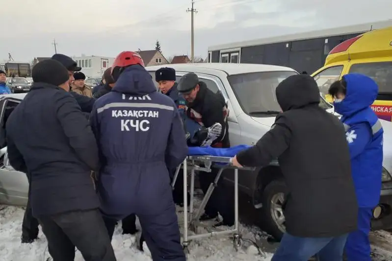 Акмолинские спасатели вызволили из машины мужчину с переломом ноги