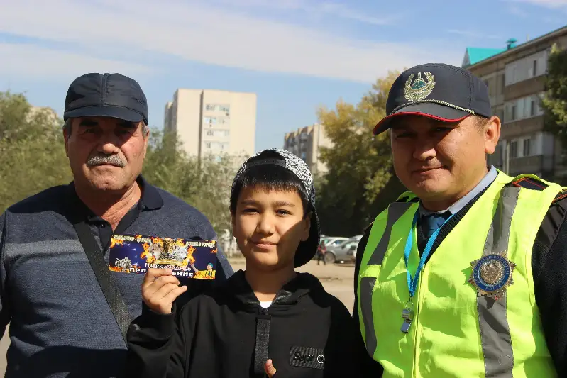 Билеты в цирк раздают школьникам актюбинские полицейские