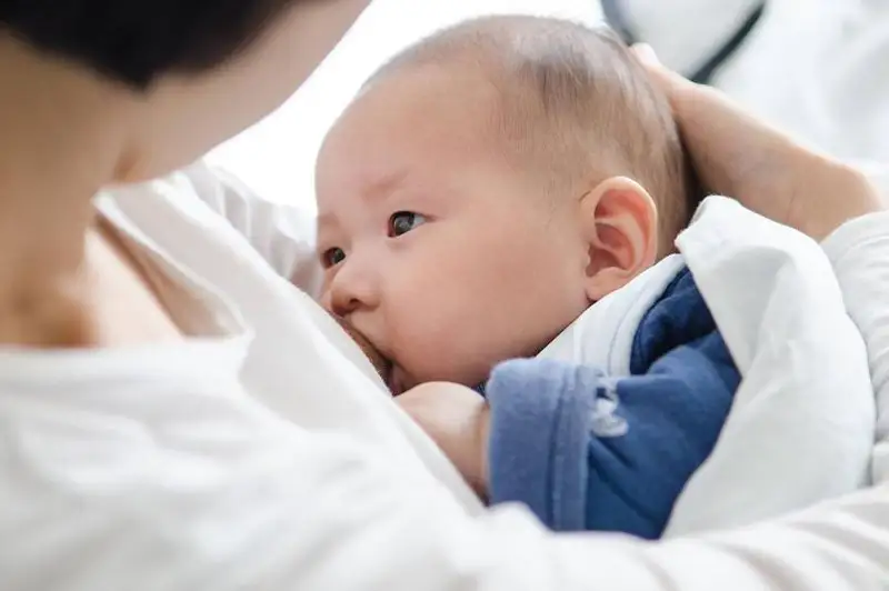 Меньше половины детей до полугода находятся на грудном вскармливании в Карагандинской области