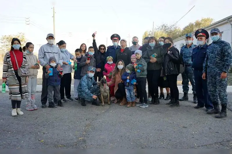Служебные собаки продемонстрировали свои навыки особенным детям в Таразе