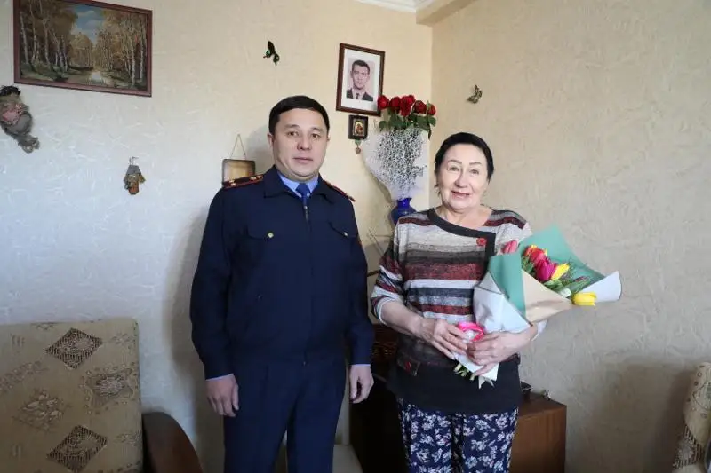 Жен и матерей погибших при исполнении полицейских навестили в канун 8 Марта