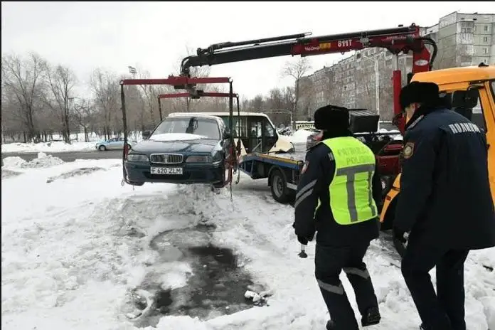 Мешающие очистке снега автомобили эвакуируют с улиц Усть-Каменогорска