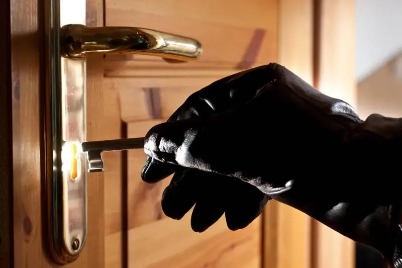 Вор проник в квартиру, украв ключи у игравшего во дворе ребенка