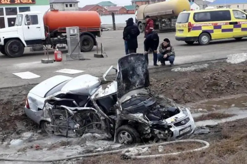 Lada Priora совершила лобовое столкновение с Камазом в Атырауской области