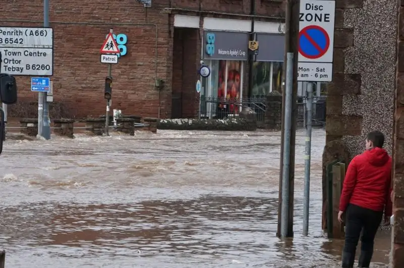 Зимний шторм в Европе движется на восток