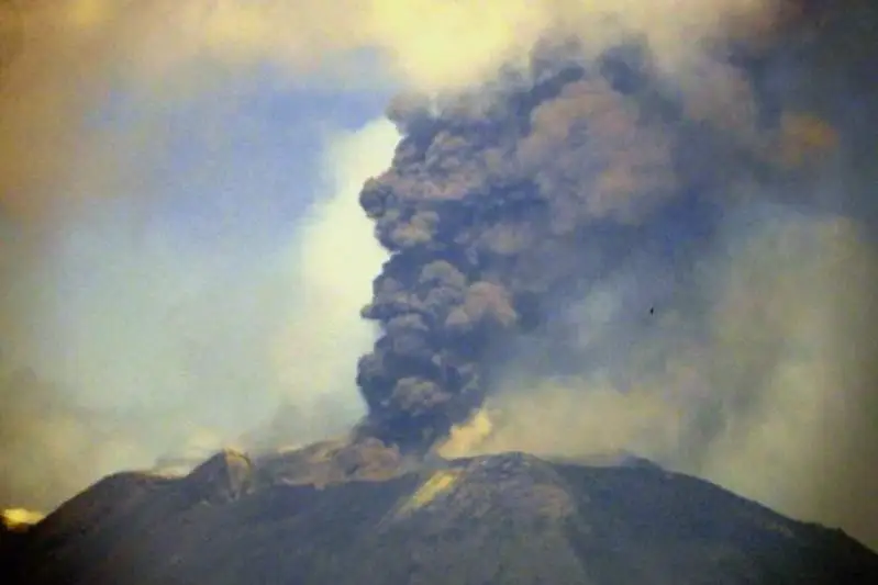 Самый большой европейский вулкан проснулся в Италии