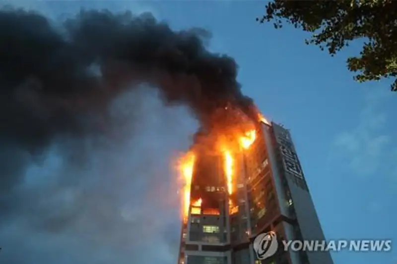 88 госпитализированы, сотни эвакуированы в результате пожара в многоэтажке в Южной Корее