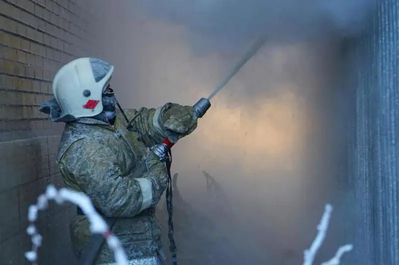 В Атырау  35 человек эвакуировали из-за пожара в квартире многоэтажного дома