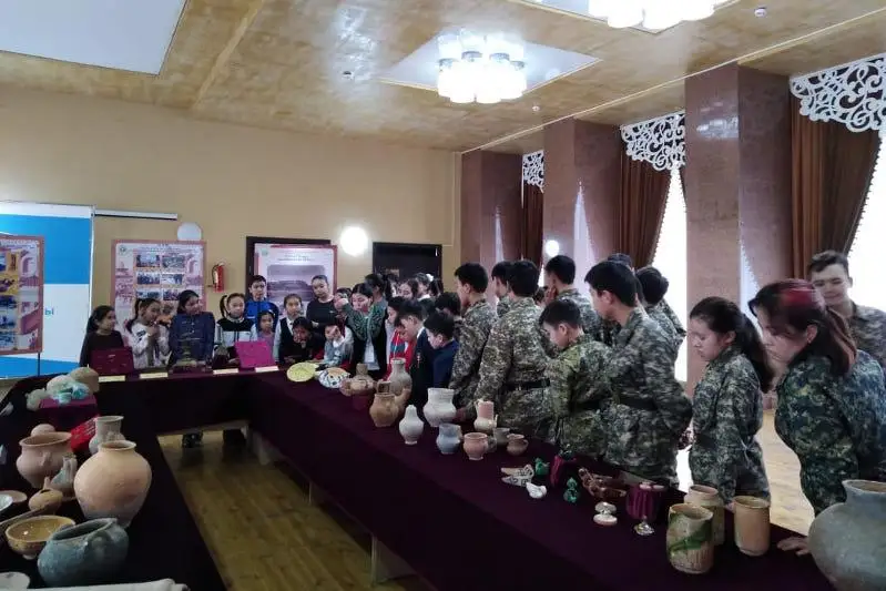 Более тысячи школьников посетили передвижную выставку артефактов древнего городища Тараз