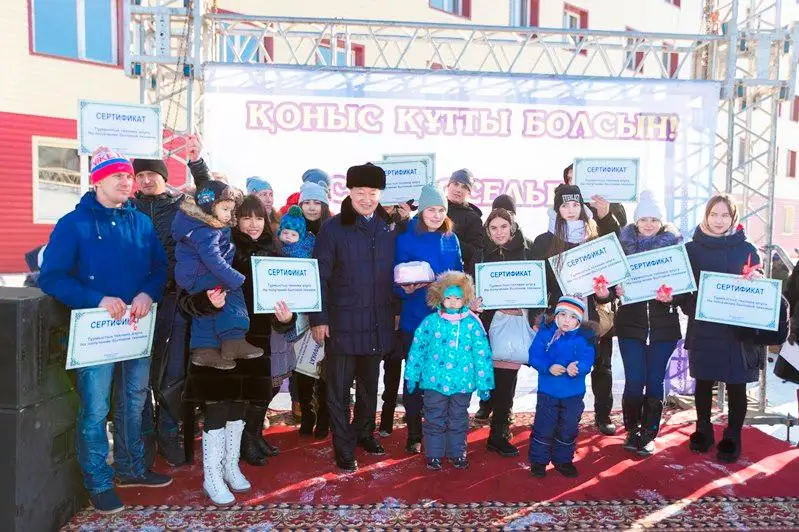 Выпускники детских домов получили жилье в Усть-Каменогорске