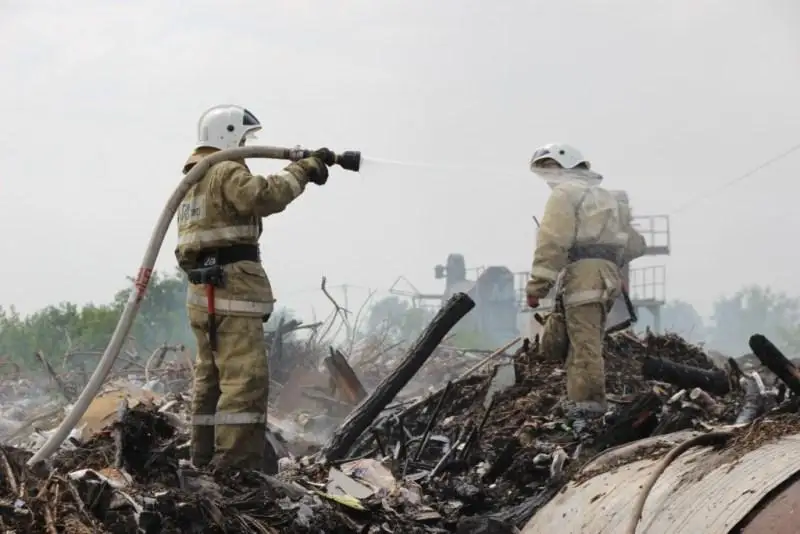 Пожар произошел на мусороперебатывающем заводе в Караганде