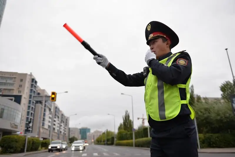 Порядок использования жезлов полицейскими разъяснил Ерлан Тургумбаев