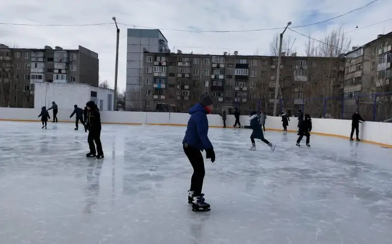 В Экибастузе детям дарят коньки