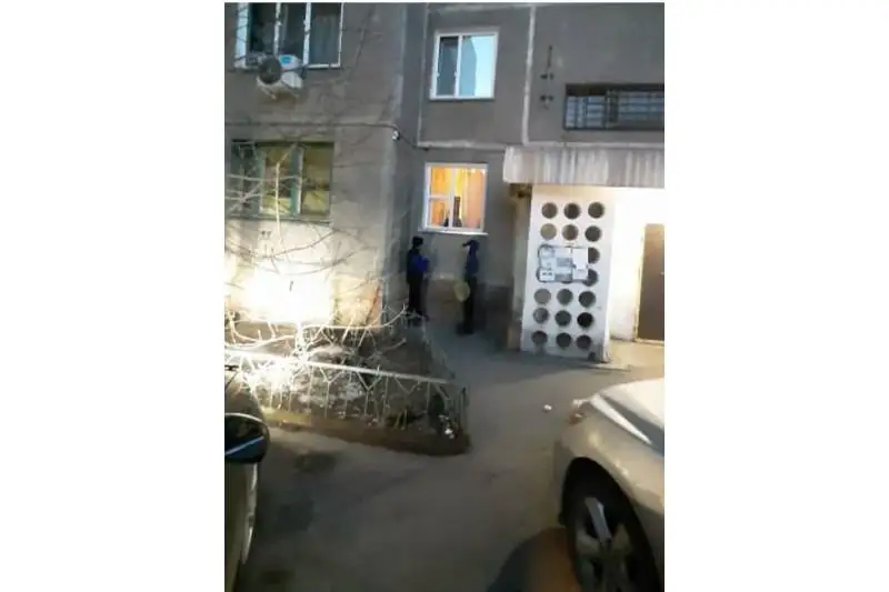Насвай детям через окно квартиры продавала пенсионерка в Павлодаре