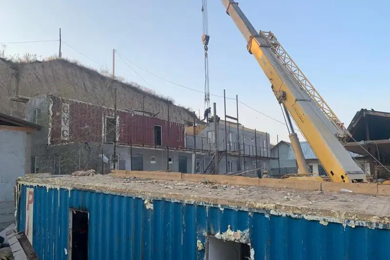 Незаконно построенное общежитие снесли в Алматы
