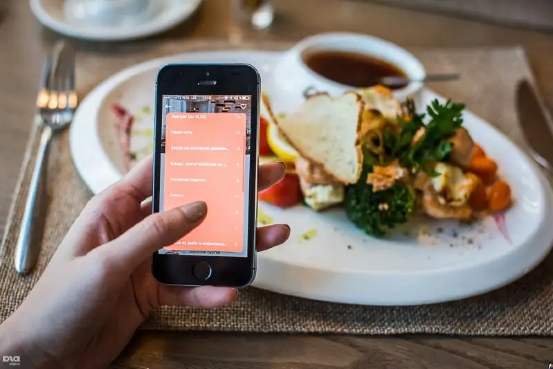 Жители столицы могут заказывать еду онлайн в период карантина