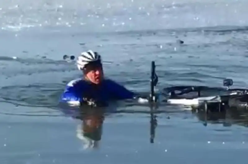 Провалившегося в Урал велосипедиста-иностранца спасли рыбаки в Атырау