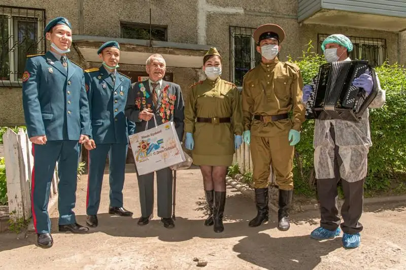 Порядка 1000 одиноких людей и ветеранов ВОВ поздравили в Алматы