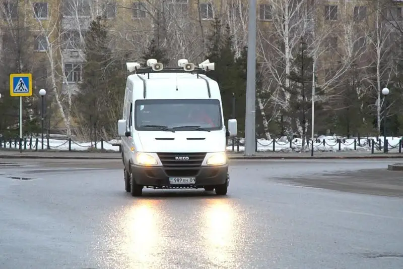 Автомашины с громкоговорителем информируют о мерах безопасности в столице
