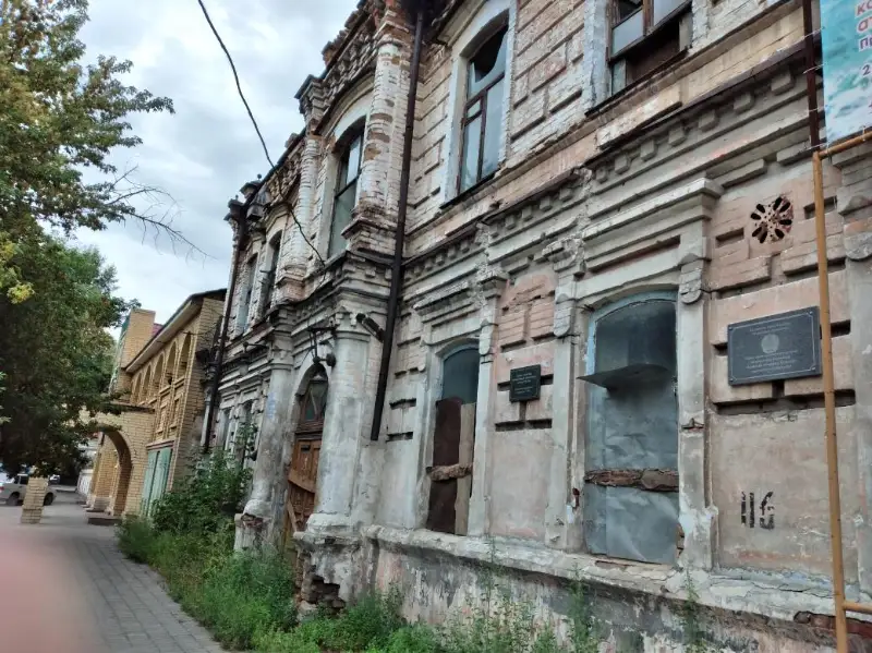Здание первого казахстанского телеграфа лишили статуса памятника в Семее