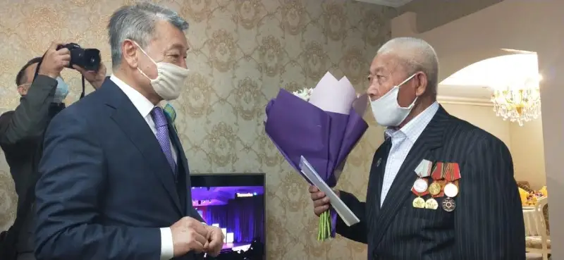 Аким ВКО поздравил ветеранов и вернул награду семье погибшего во время войны бойца