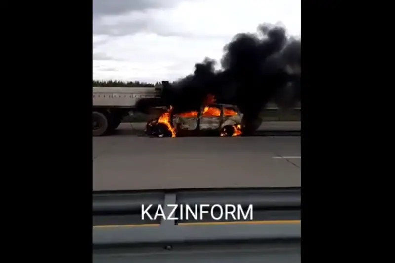 Легковушка врезалась в КамАЗ и сгорела на трассе «Нур-Султан - Щучинск»