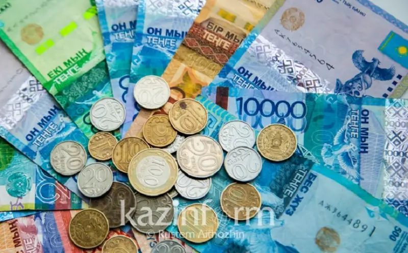 У работников какой отрасли самая высокая зарплата в Казахстане