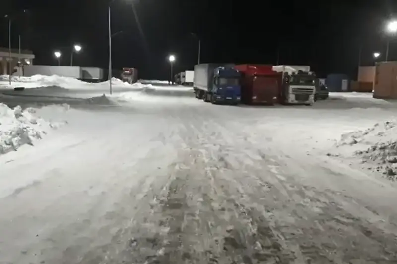 Более 70 автомашин скопилось под экибастузским посёлком Шидерты