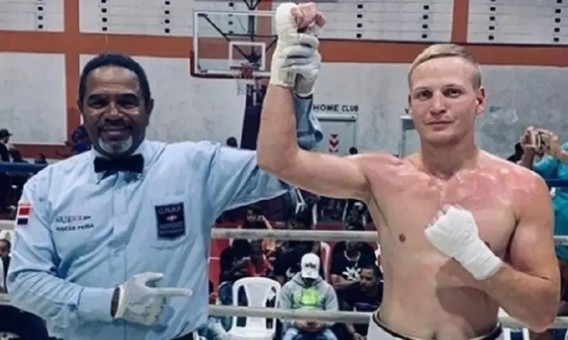 Казахстанский боксер выиграл третий бой в США