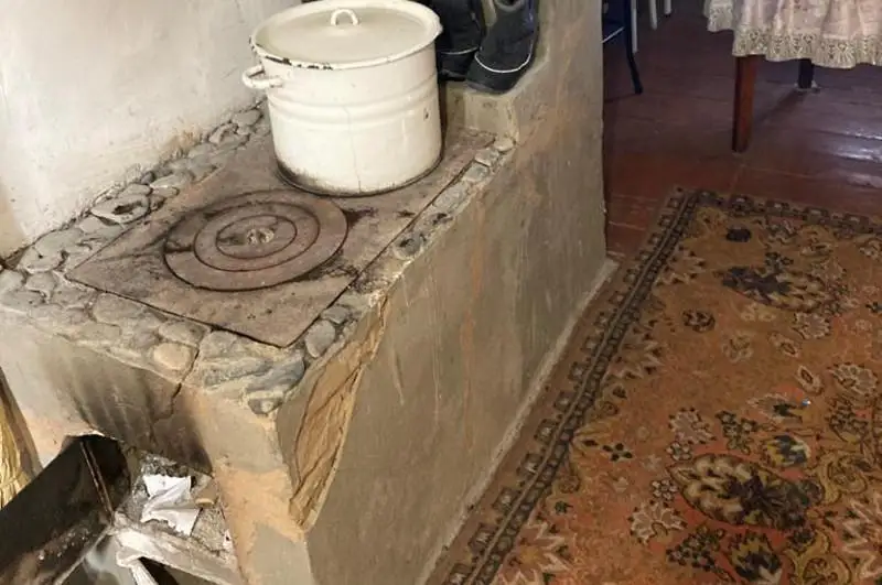 Мать с четырьмя детьми отравились угарным газом в ВКО