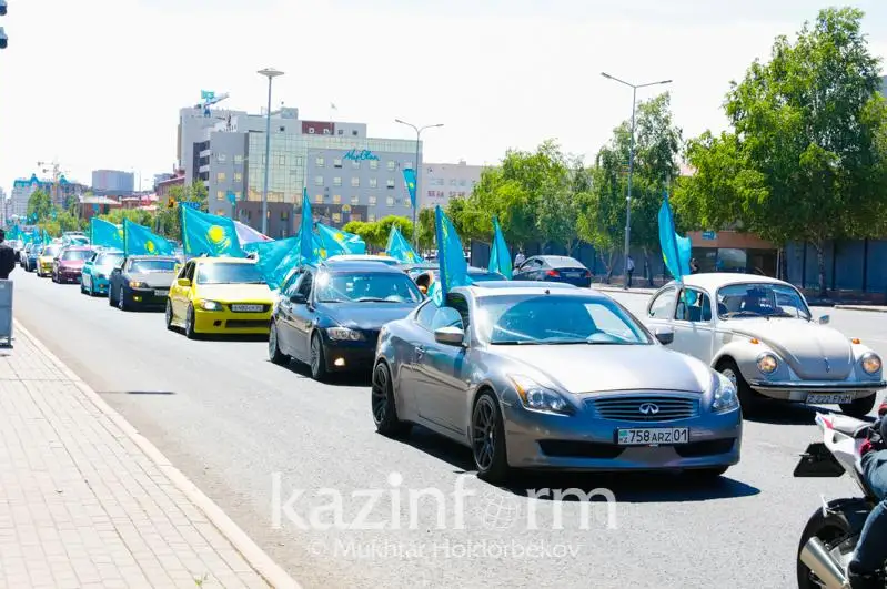 В столице начался автопробег в честь Дня государственных символов