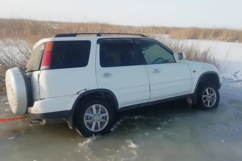 Заблудившихся на автомобиле рыбаков нашли в ВКО